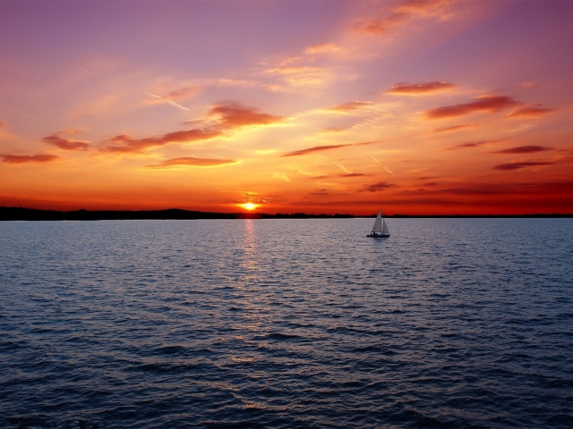 Fondo de pantalla Ship In Sea At Sunset 640x480