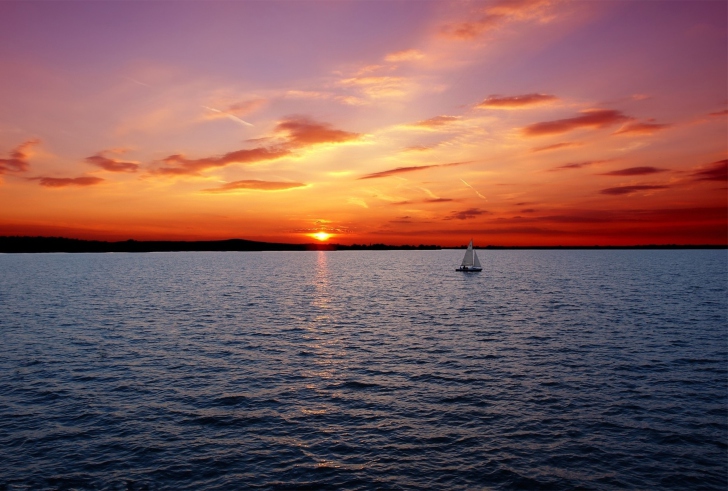 Sfondi Ship In Sea At Sunset