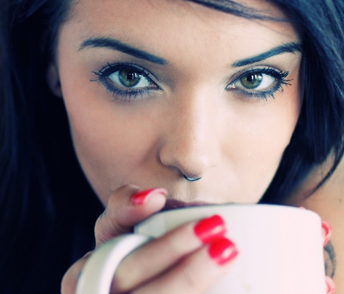 Screenshot №1 pro téma Girl Drinking Coffee 1200x1024