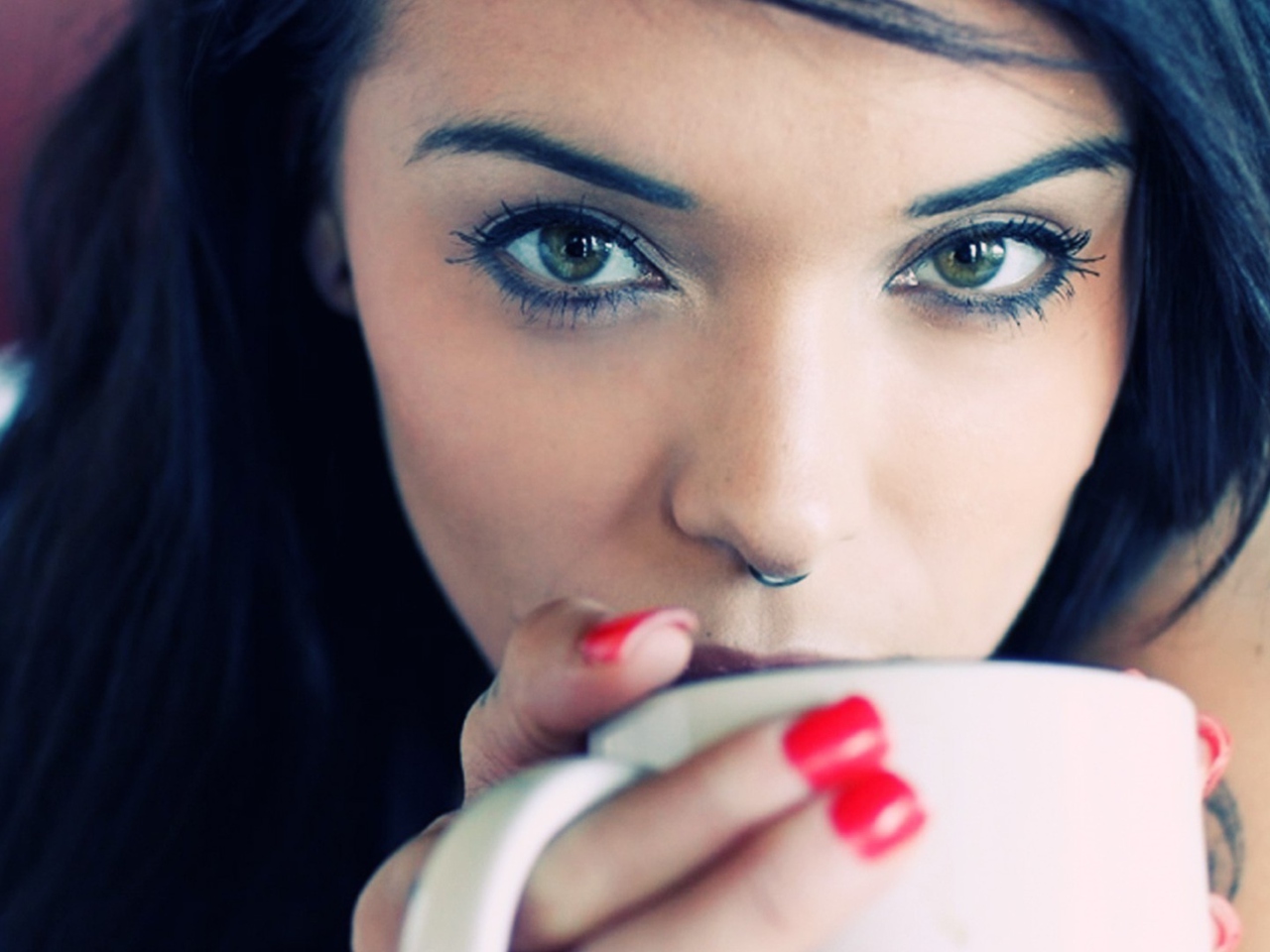 Das Girl Drinking Coffee Wallpaper 1280x960
