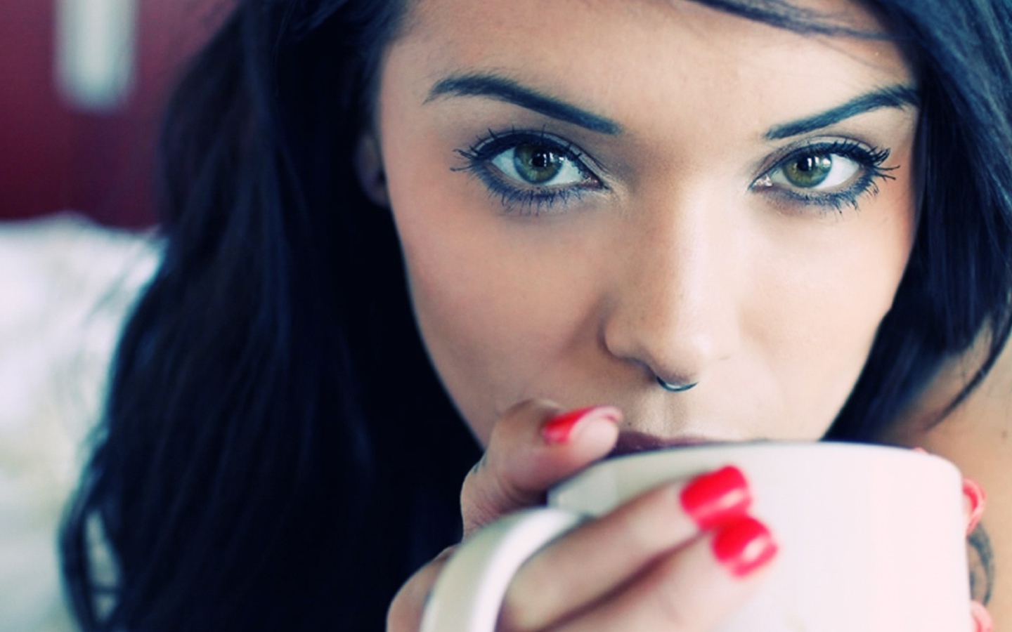 Screenshot №1 pro téma Girl Drinking Coffee 1440x900