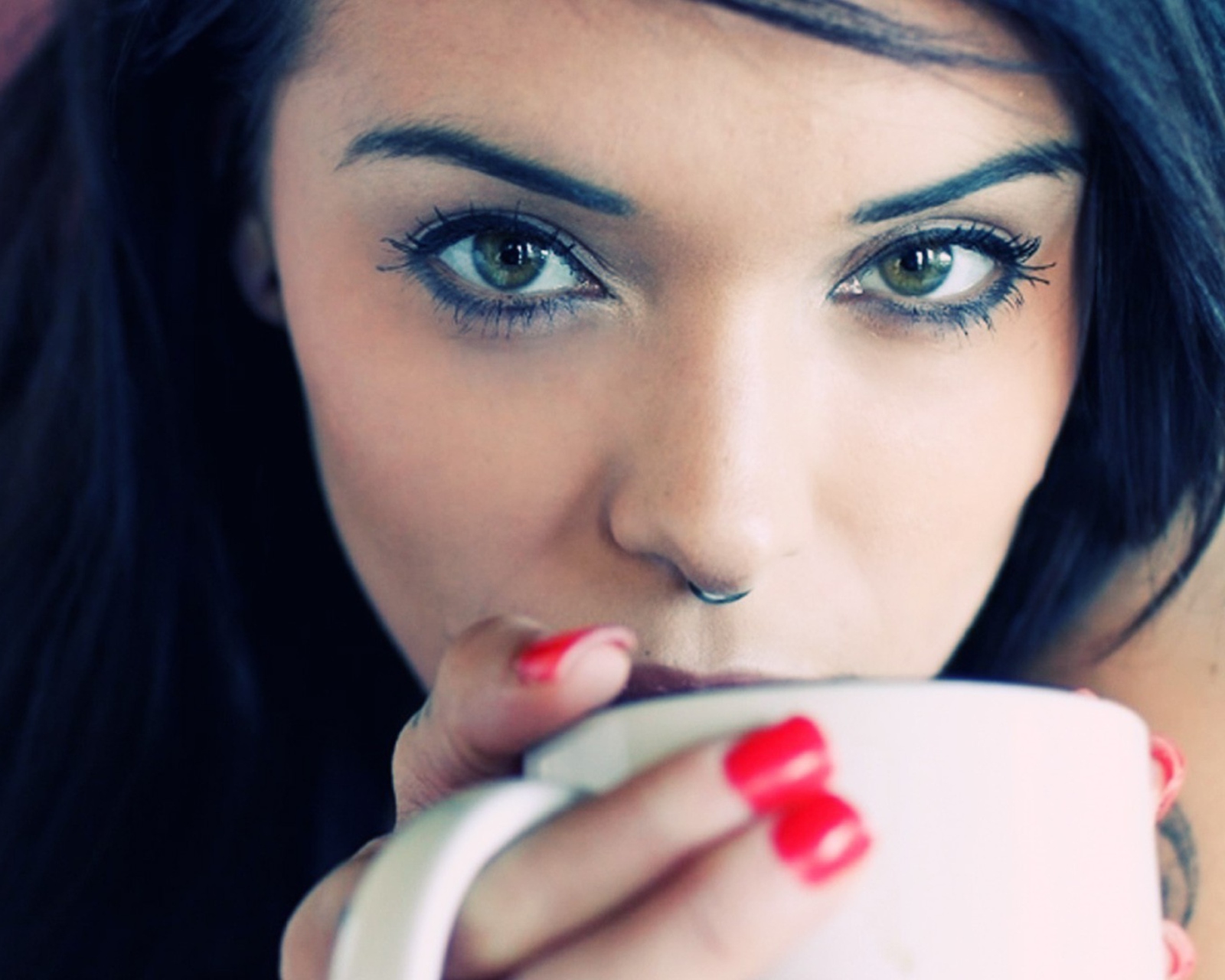 Screenshot №1 pro téma Girl Drinking Coffee 1600x1280