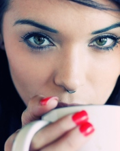 Fondo de pantalla Girl Drinking Coffee 176x220