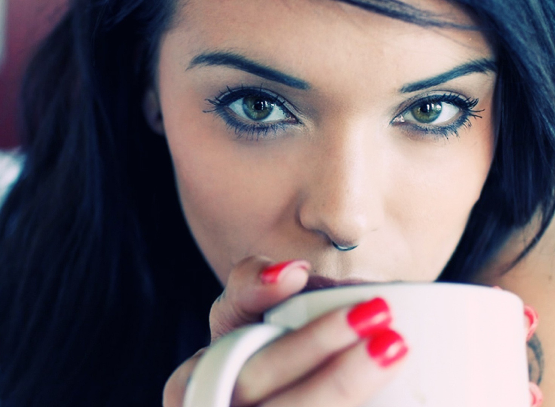 Sfondi Girl Drinking Coffee 1920x1408