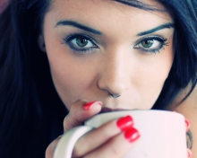 Das Girl Drinking Coffee Wallpaper 220x176