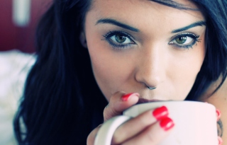 Kostenloses Girl Drinking Coffee Wallpaper für Sony Xperia E1