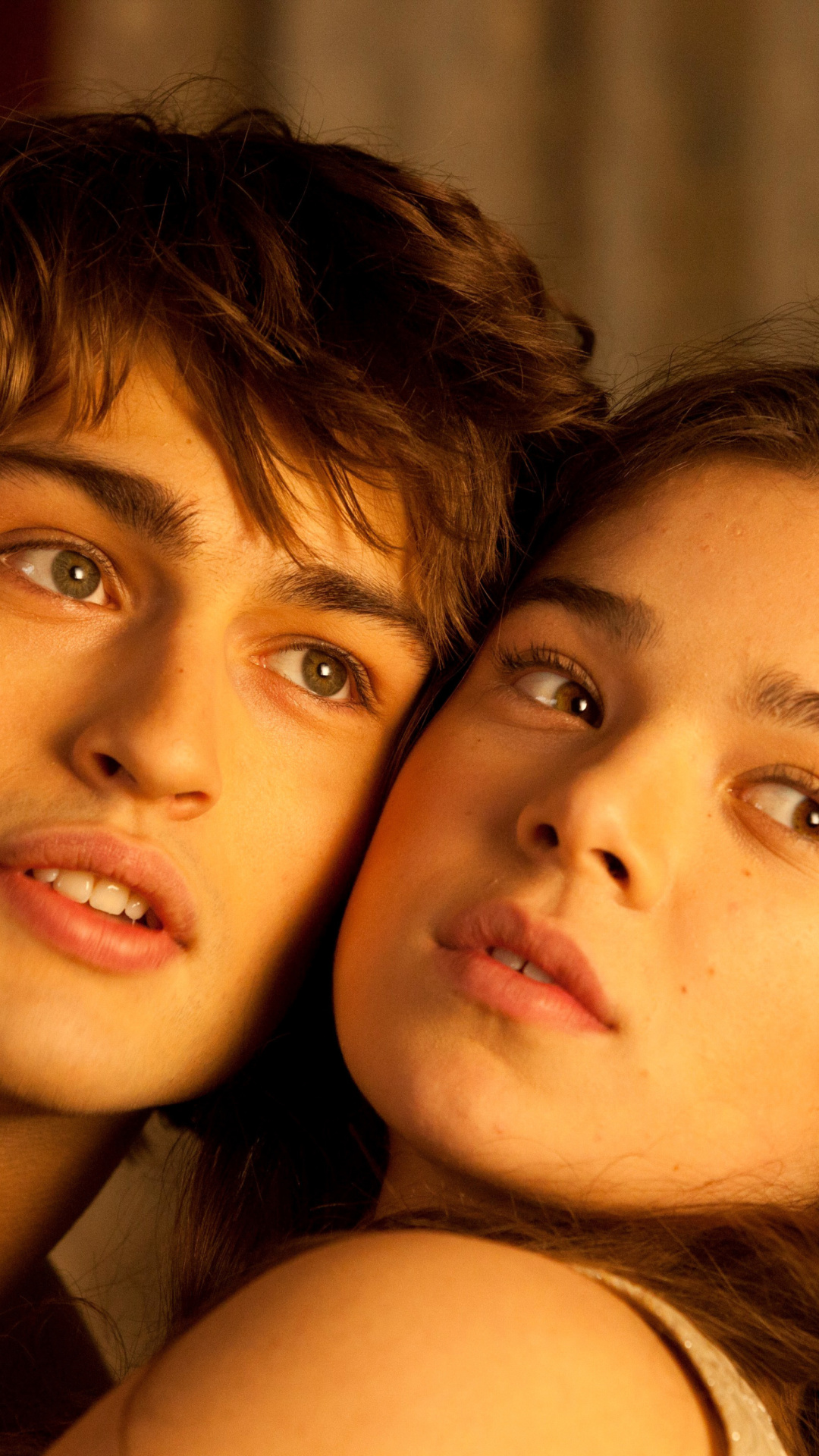 Screenshot №1 pro téma Romeo and Juliet with Hailee Steinfeld and Douglas Booth 1080x1920