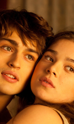 Fondo de pantalla Romeo and Juliet with Hailee Steinfeld and Douglas Booth 240x400