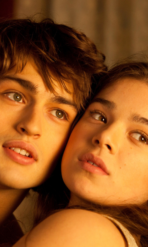 Sfondi Romeo and Juliet with Hailee Steinfeld and Douglas Booth 480x800