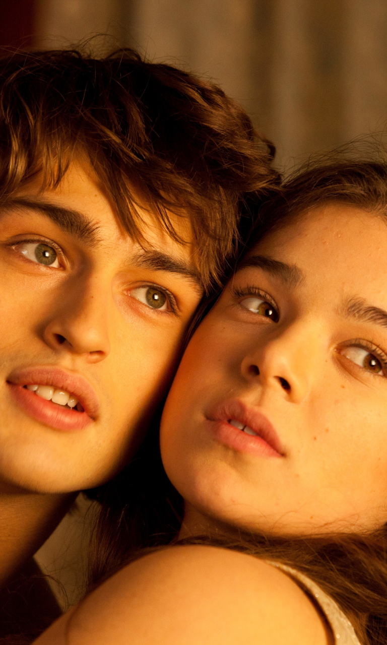 Screenshot №1 pro téma Romeo and Juliet with Hailee Steinfeld and Douglas Booth 768x1280