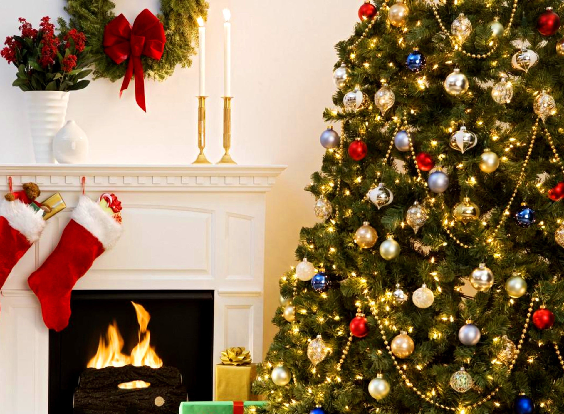 Holiday Fireplace wallpaper 1920x1408