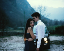 Обои Couple In Front Of Car 220x176