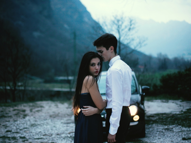 Das Couple In Front Of Car Wallpaper 640x480
