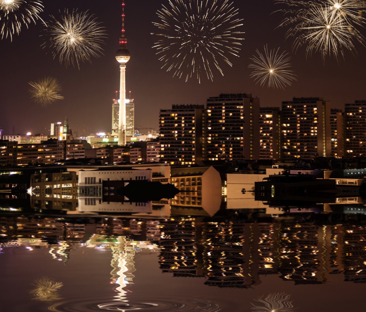 Screenshot №1 pro téma Fireworks In Berlin 1200x1024