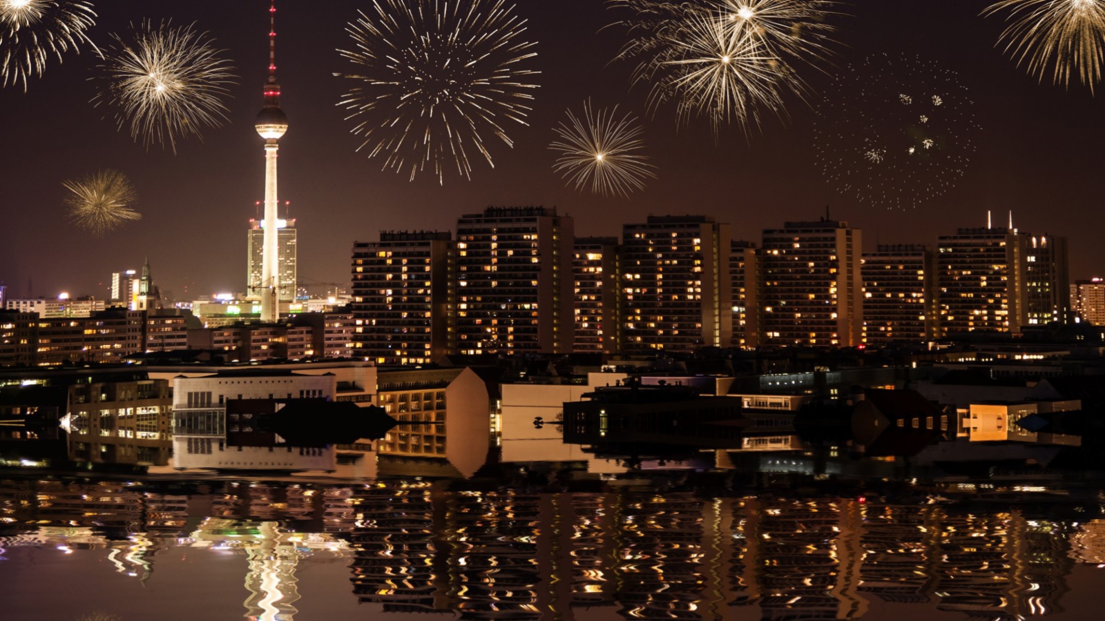 Screenshot №1 pro téma Fireworks In Berlin 1600x900