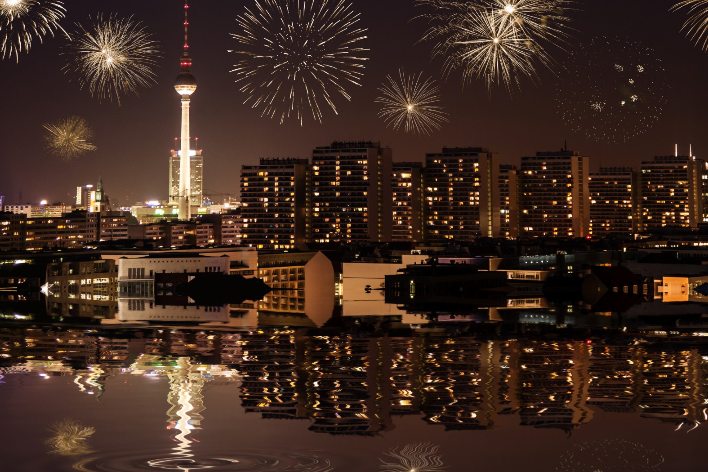 Screenshot №1 pro téma Fireworks In Berlin 2880x1920