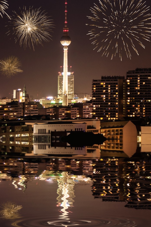 Fondo de pantalla Fireworks In Berlin 640x960