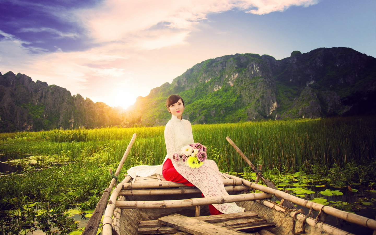 Fondo de pantalla Beautiful Asian Girl With Flowers Bouquet Sitting In Boat 1440x900