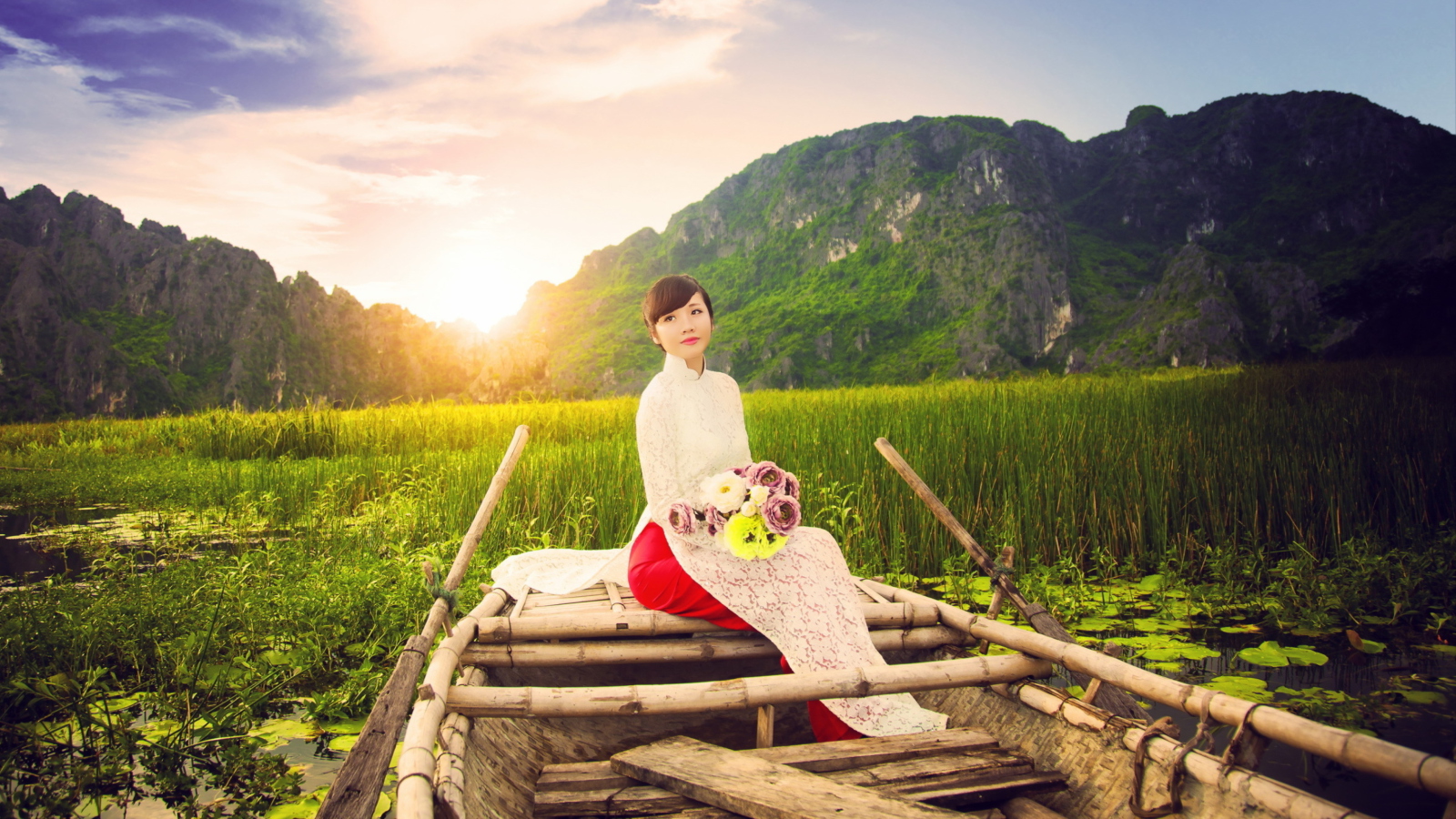 Screenshot №1 pro téma Beautiful Asian Girl With Flowers Bouquet Sitting In Boat 1600x900