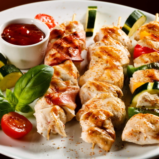 Chicken Skewers as Kebab with Sauce sfondi gratuiti per 1024x1024