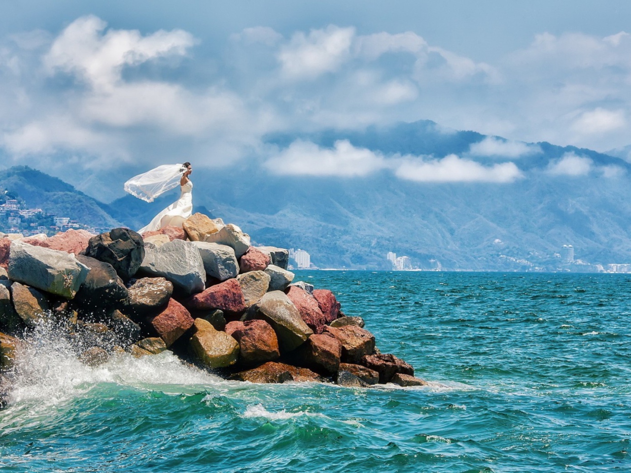 Обои Bride On Sea Coast 1280x960