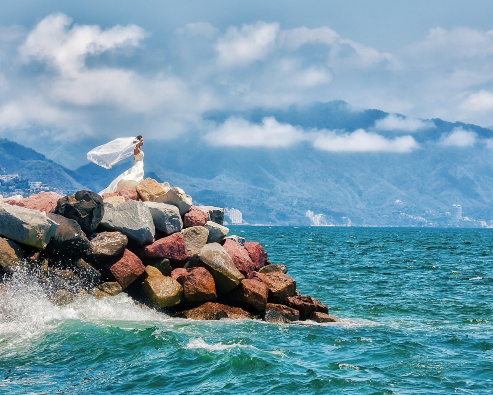 Sfondi Bride On Sea Coast 1600x1280