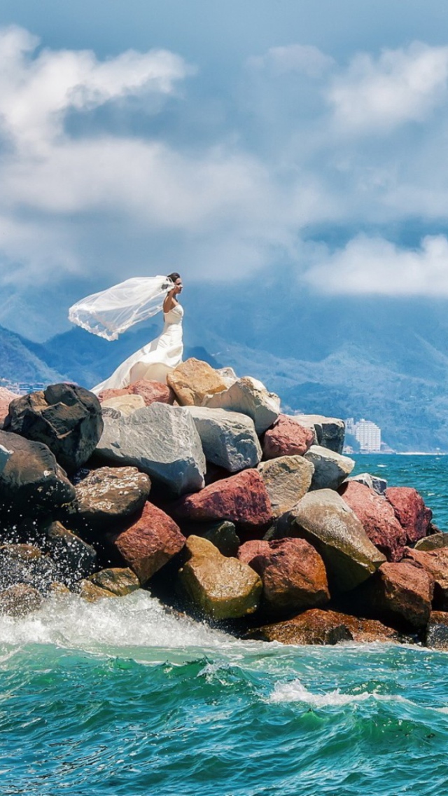 Обои Bride On Sea Coast 640x1136