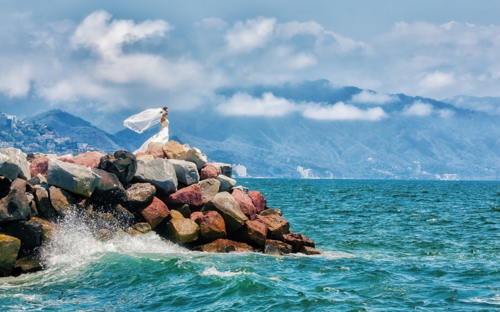 Sfondi Bride On Sea Coast