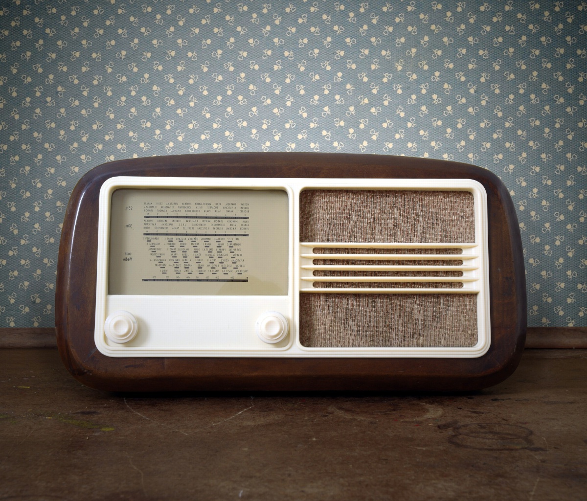 Das Retro Radio in Museum Wallpaper 1200x1024