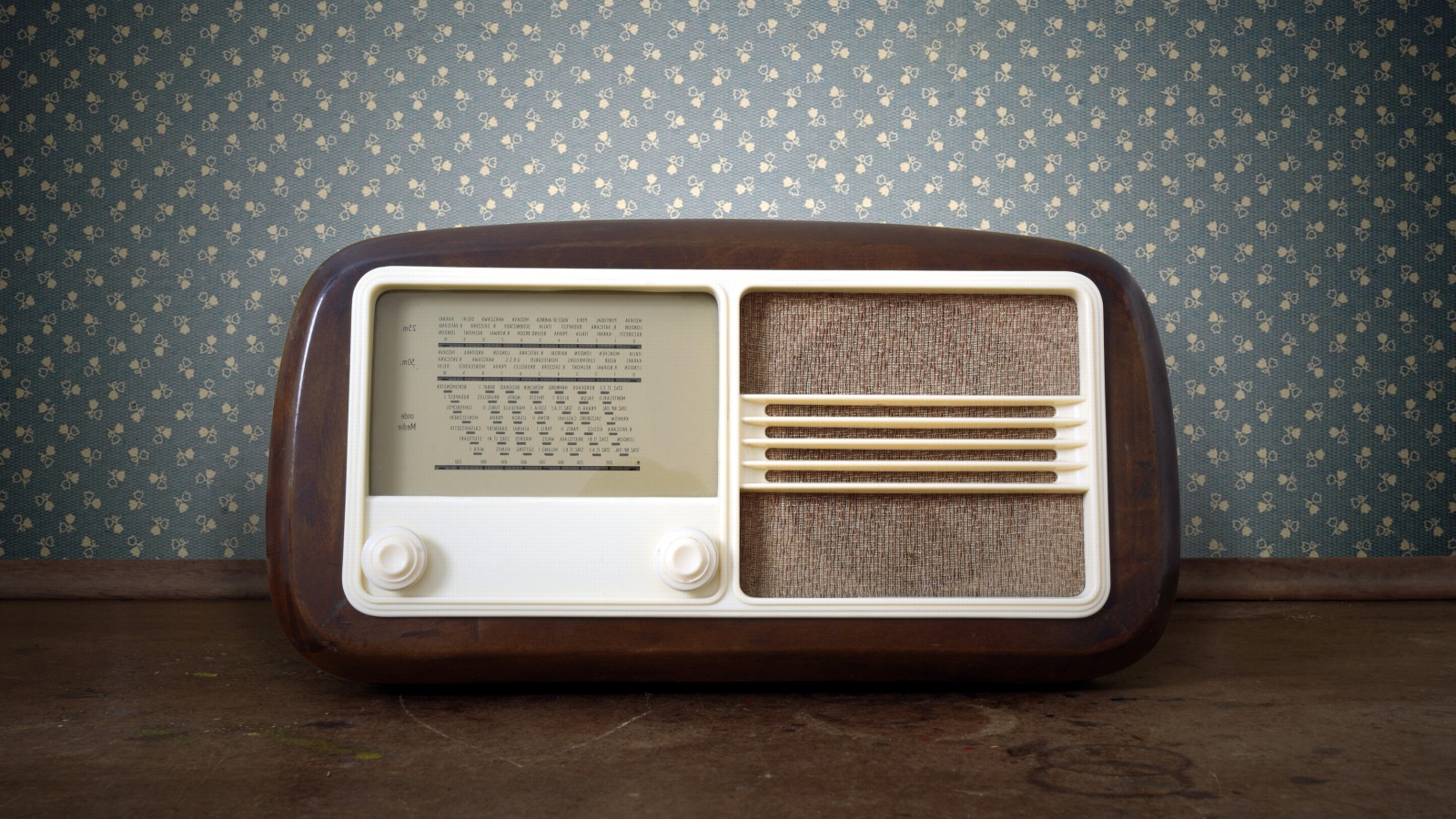 Обои Retro Radio in Museum 1600x900