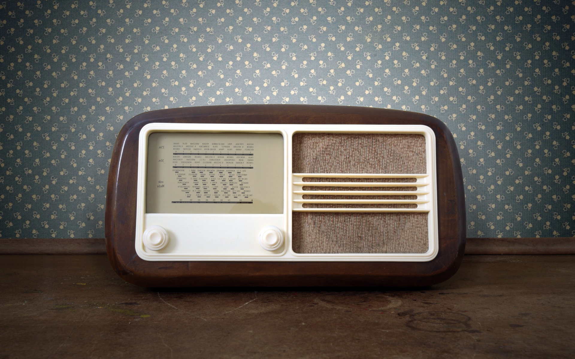 Обои Retro Radio in Museum 1920x1200