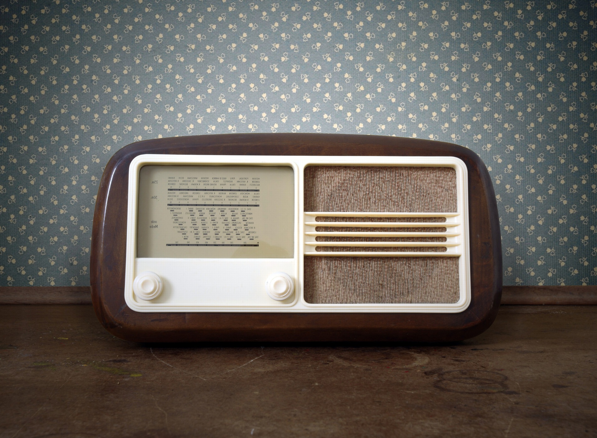 Fondo de pantalla Retro Radio in Museum 1920x1408