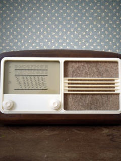 Das Retro Radio in Museum Wallpaper 240x320