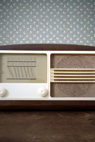 Das Retro Radio in Museum Wallpaper 320x480