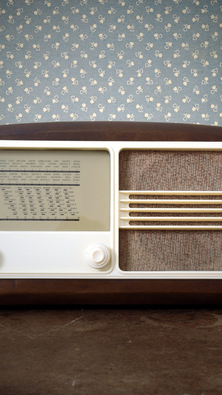 Das Retro Radio in Museum Wallpaper 750x1334