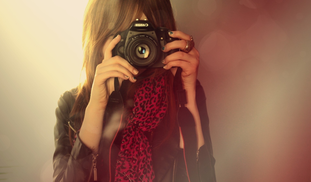 Обои Girl With Canon Camera 1024x600