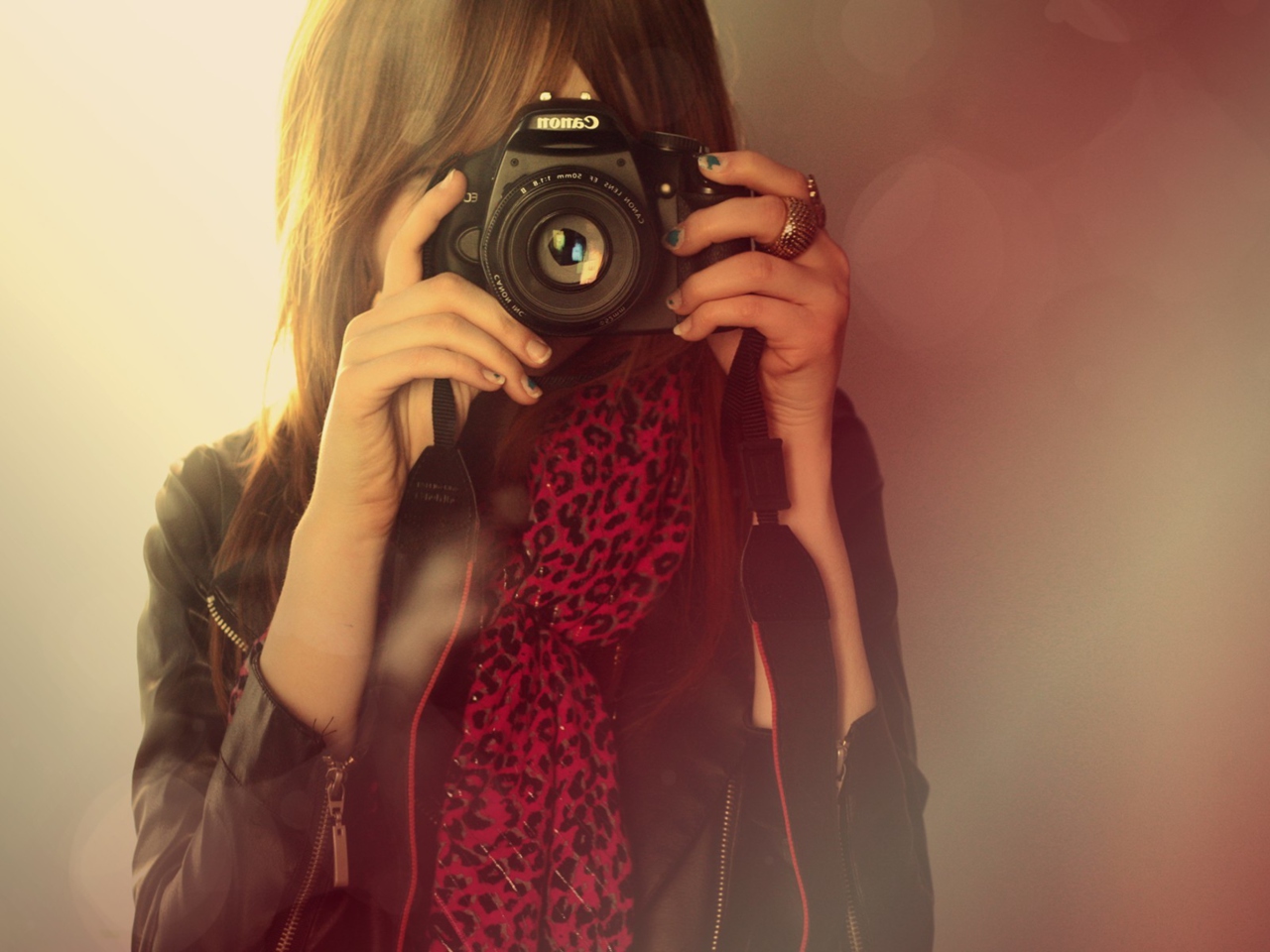 Girl With Canon Camera screenshot #1 1280x960