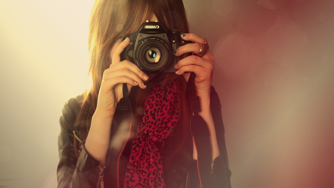Das Girl With Canon Camera Wallpaper 1366x768