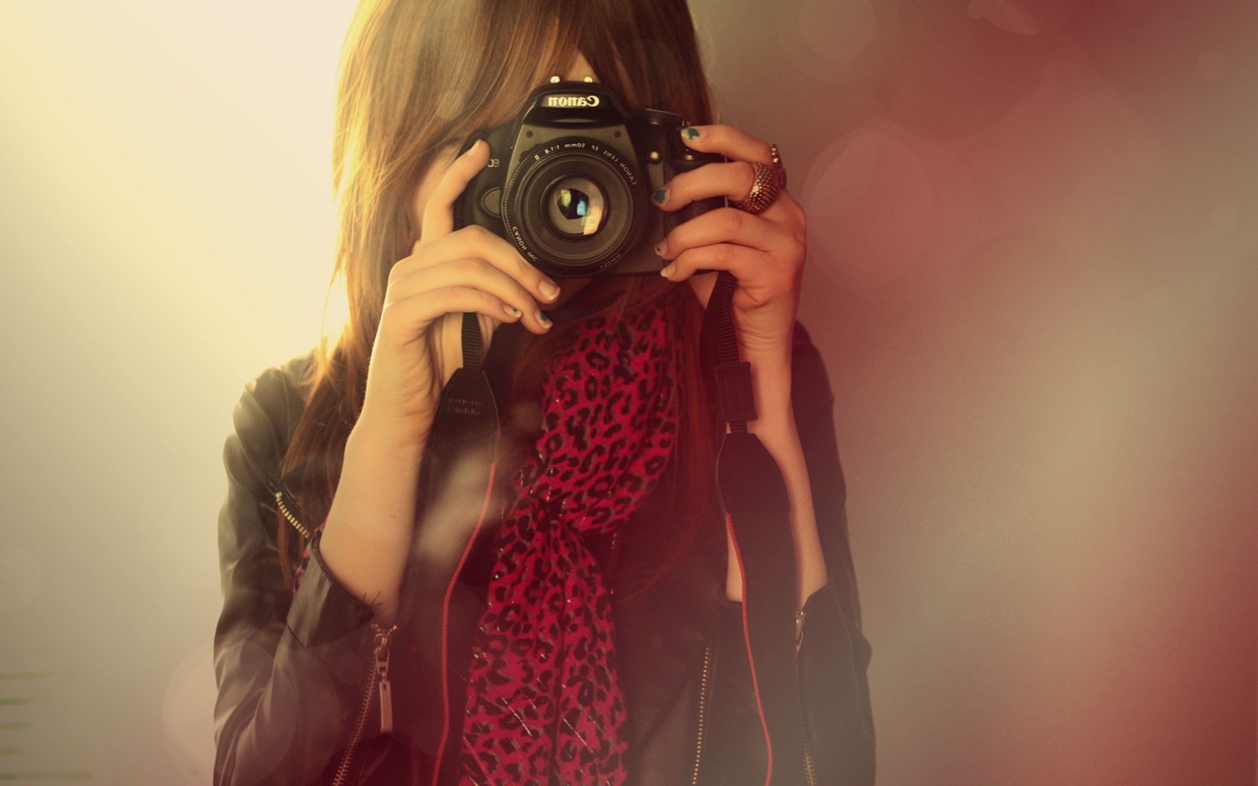 Screenshot №1 pro téma Girl With Canon Camera 2560x1600