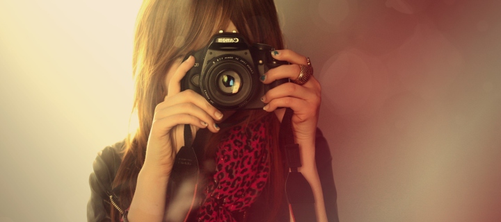 Das Girl With Canon Camera Wallpaper 720x320