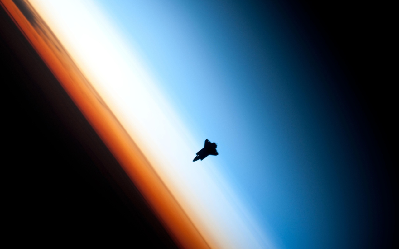 Fondo de pantalla Shuttle In Outer Space 1280x800