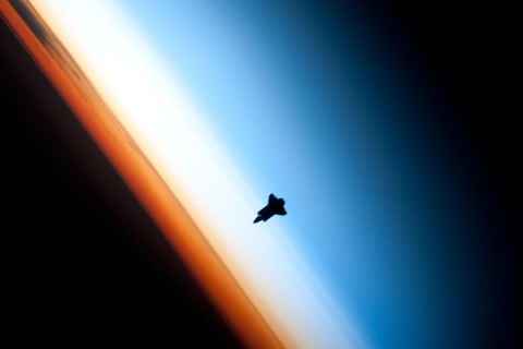 Fondo de pantalla Shuttle In Outer Space 480x320