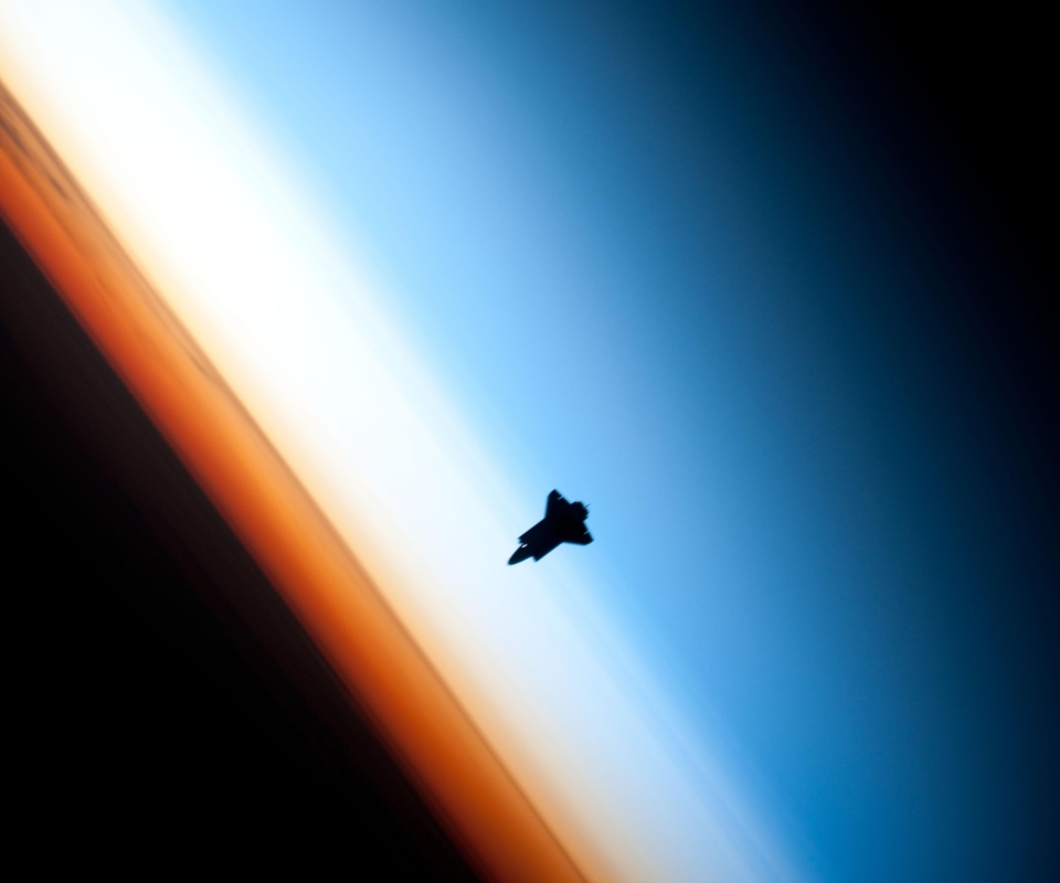 Das Shuttle In Outer Space Wallpaper 960x800
