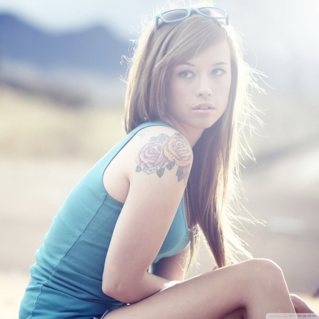 Обои Beautiful Girl With Long Blonde Hair And Rose Tattoo 1024x1024