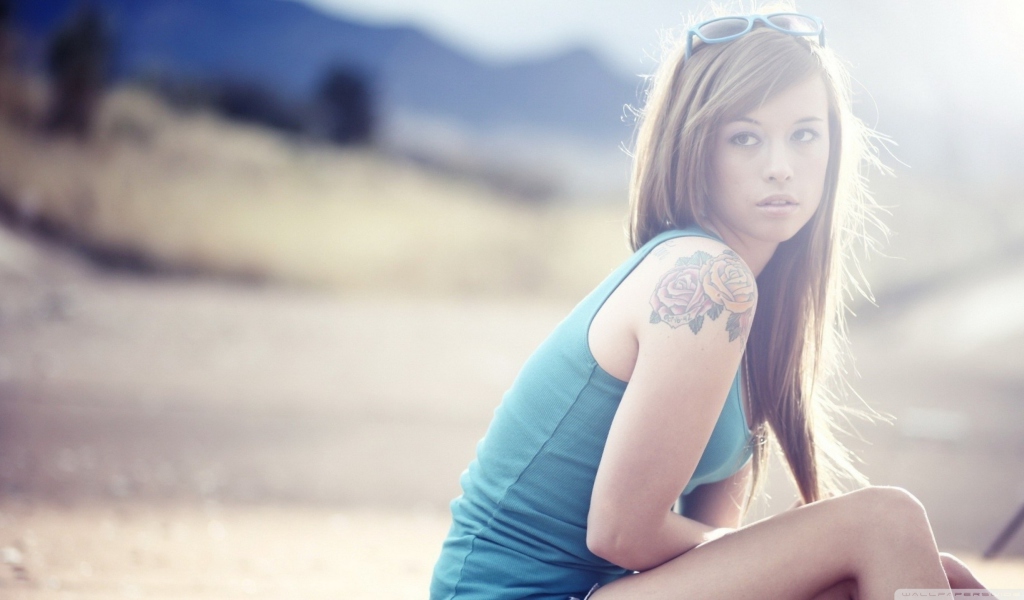 Das Beautiful Girl With Long Blonde Hair And Rose Tattoo Wallpaper 1024x600