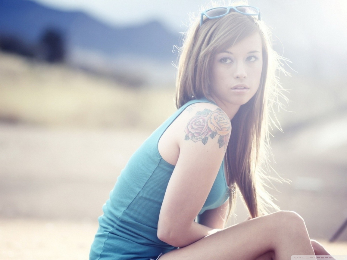 Das Beautiful Girl With Long Blonde Hair And Rose Tattoo Wallpaper 1152x864