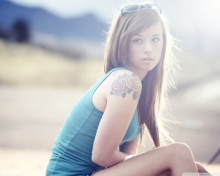 Das Beautiful Girl With Long Blonde Hair And Rose Tattoo Wallpaper 220x176