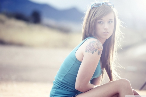 Das Beautiful Girl With Long Blonde Hair And Rose Tattoo Wallpaper 480x320