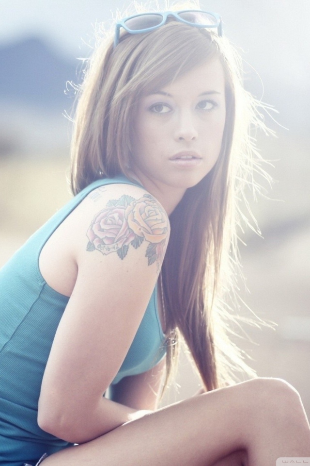 Das Beautiful Girl With Long Blonde Hair And Rose Tattoo Wallpaper 640x960