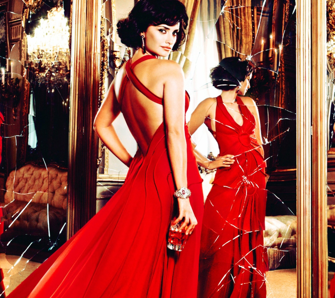 Обои Penelope Cruz In Glamorous Red Dress 1080x960
